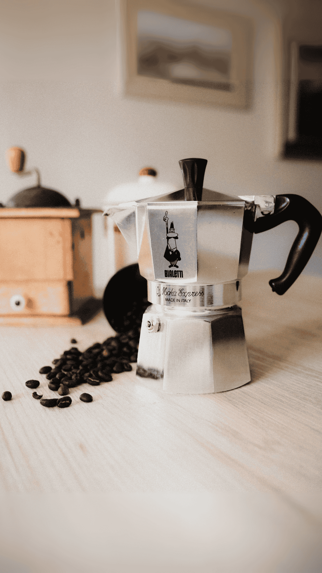 Cafetera Bialetti Moka  con molinillo de café por detrás
