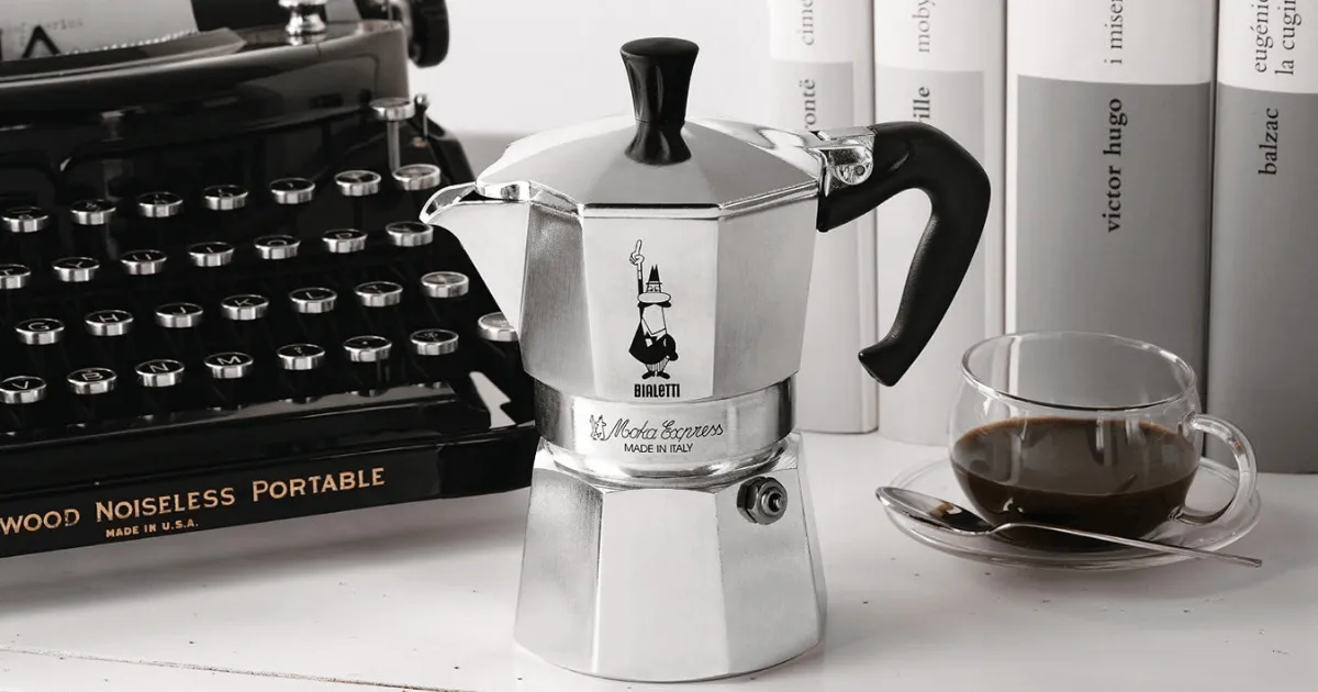 Cafetera Bialetti Moka sobre escritorio