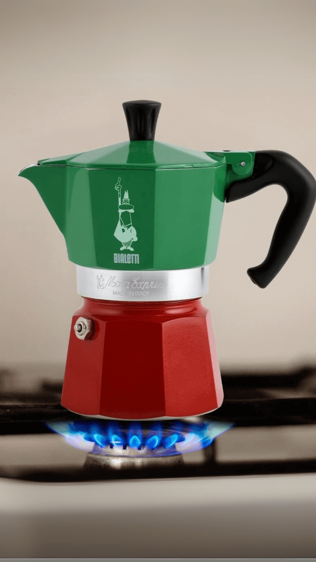 Cafetera Bialetti Molka Tricolor sobre hornalla