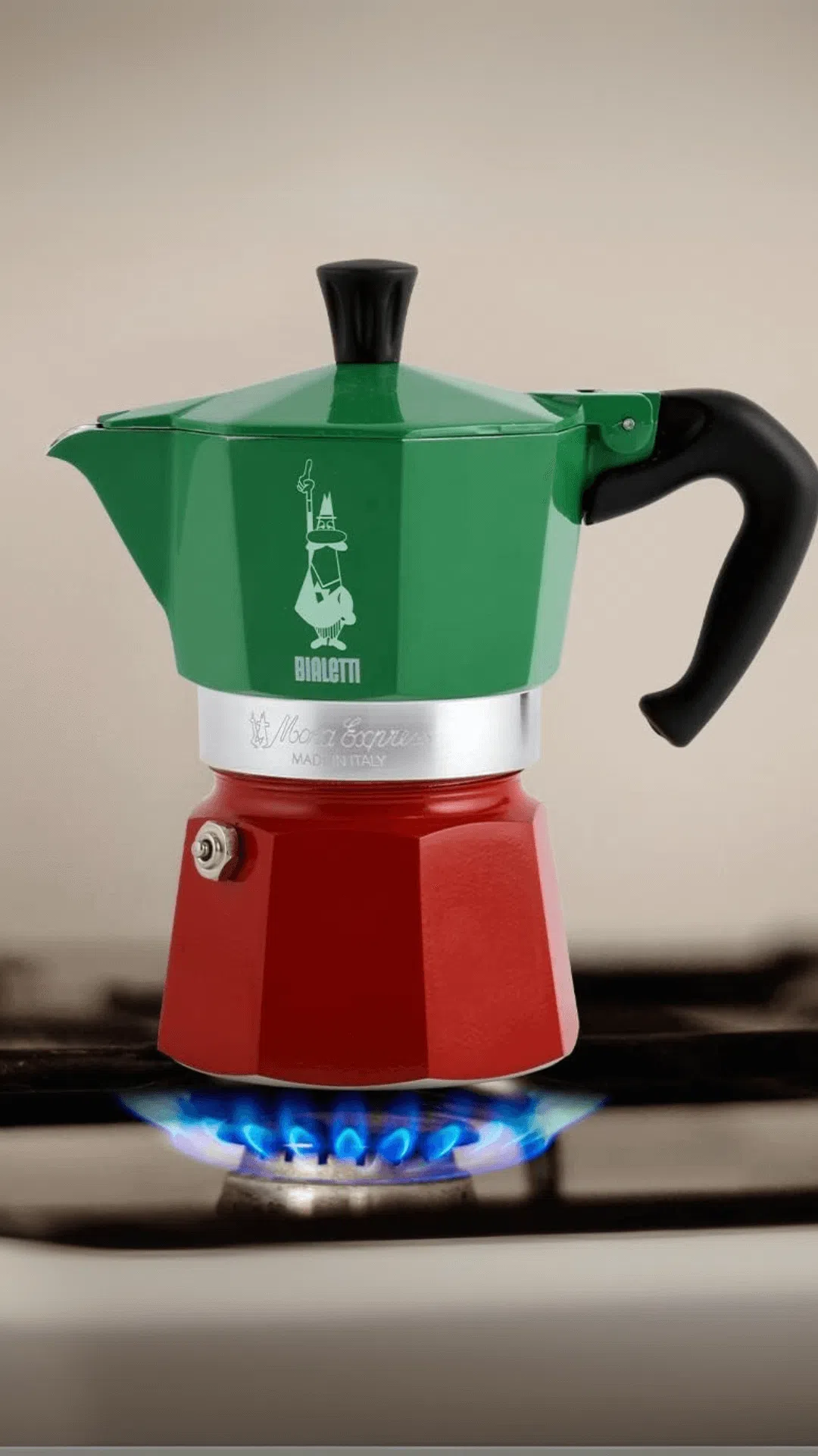 Cafetera Bialetti Molka Tricolor sobre hornalla