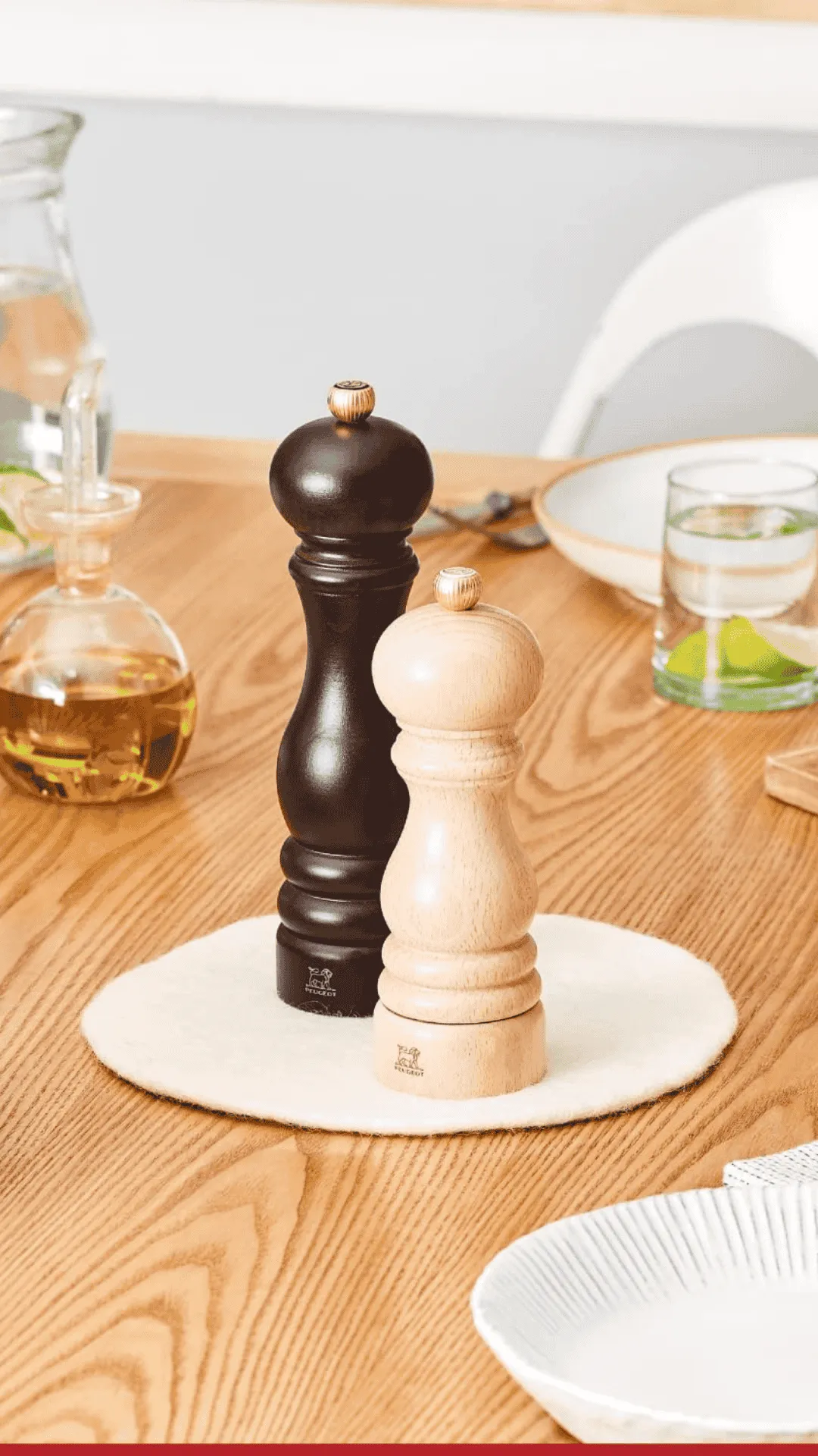 Varias ollas Le Creuset LLama Dorada en tres estanterías