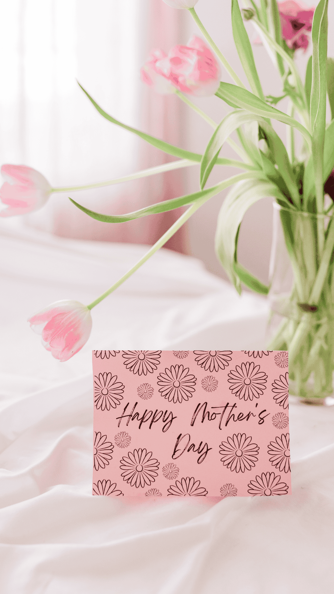 Una tarjeta del día de la madre con un florero por detrás