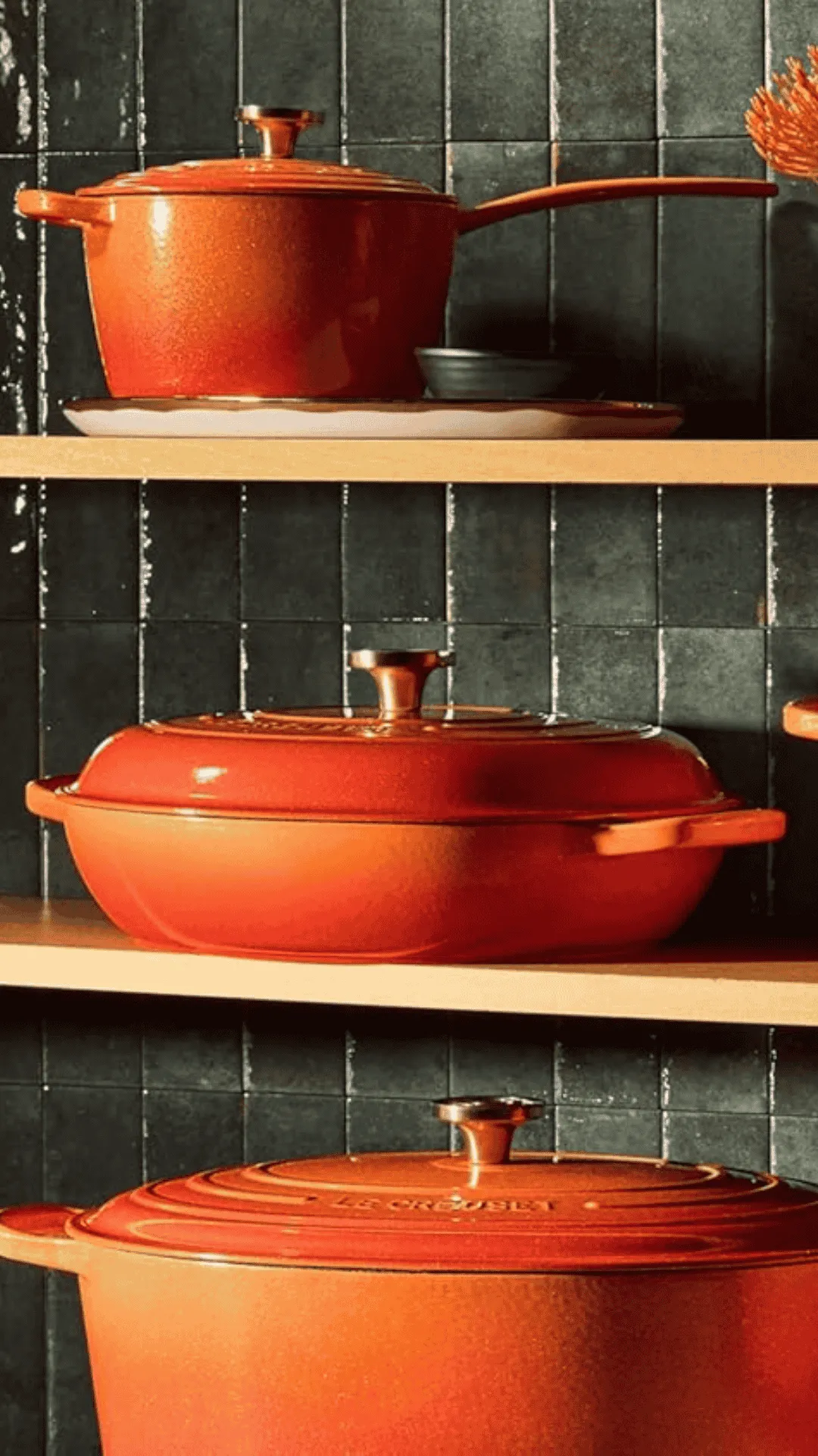 tres piezas de Le Creuset edición Centenario sobre estanteria