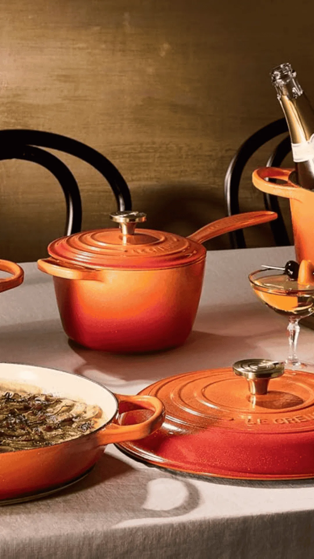 Una cacerola con asas Le Creuset edición Centenario sobre una mesa