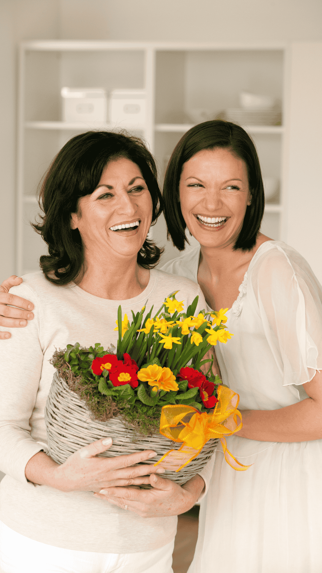 Una madre recibiendo un arreglo floral de parte de la hija