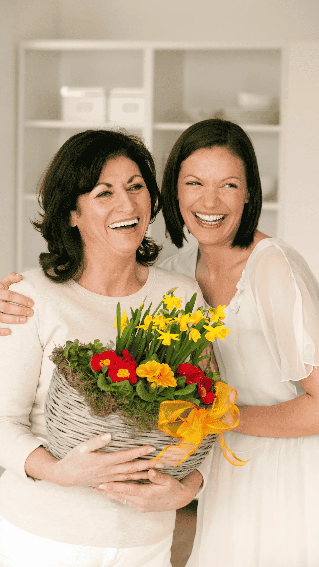 Una madre recibiendo un arreglo floral de parte de la hija
