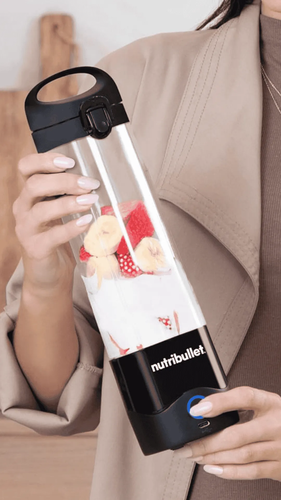Persona sosteniendo la licuadora portátil Nutribullet