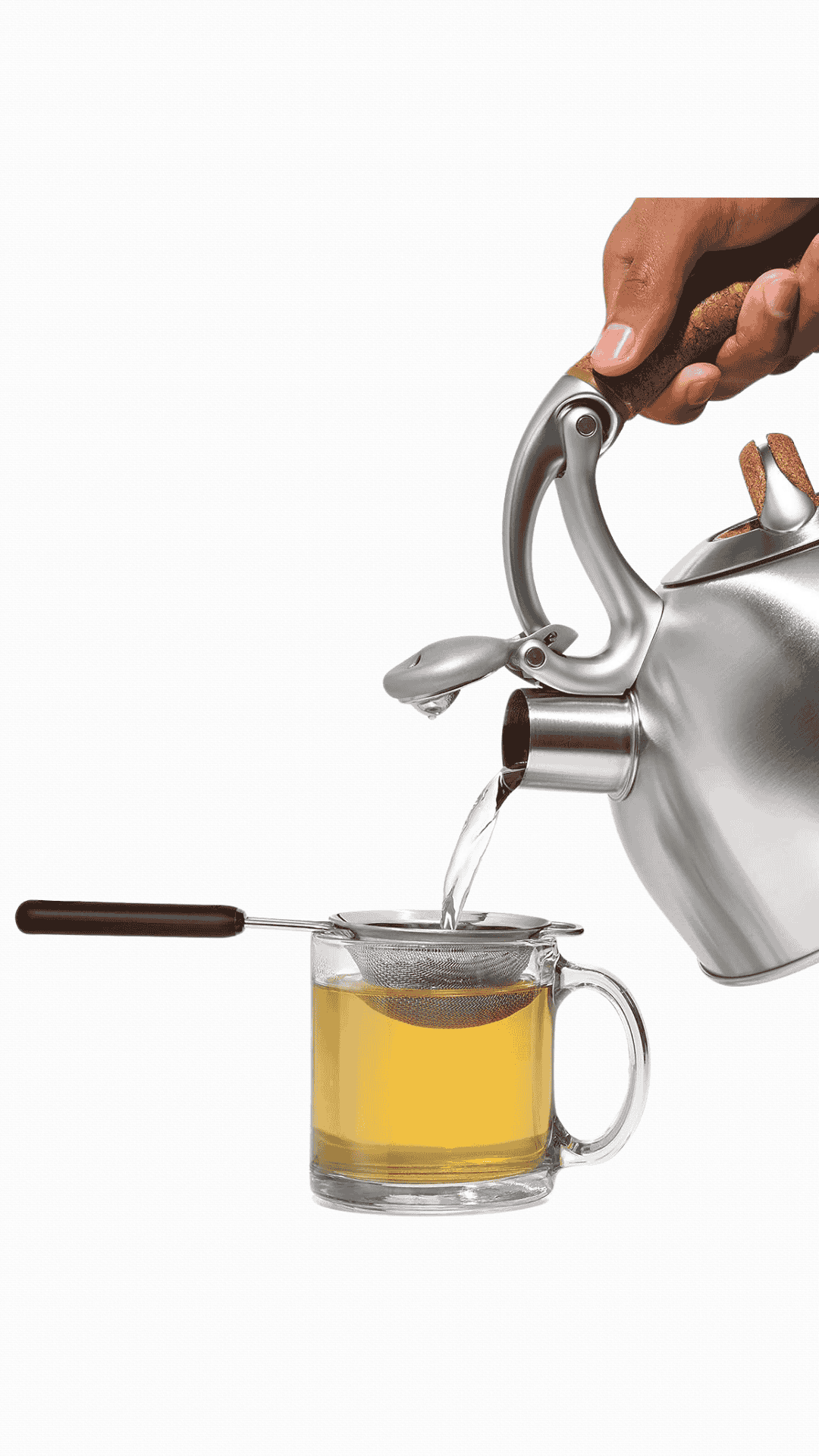 Mini Coldor OXO sobre una taza de te con una pava de acero volcando agua