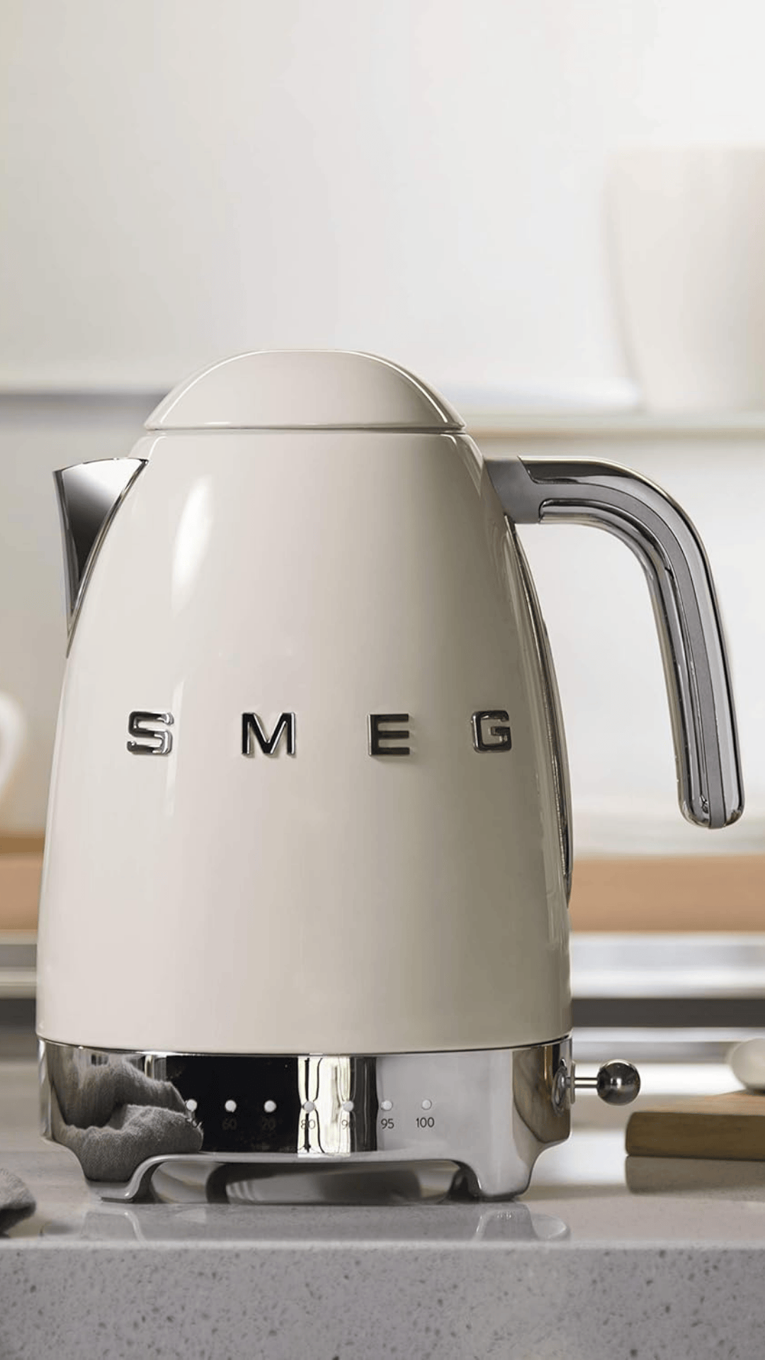 Pava Eléctrica SMEG color crema