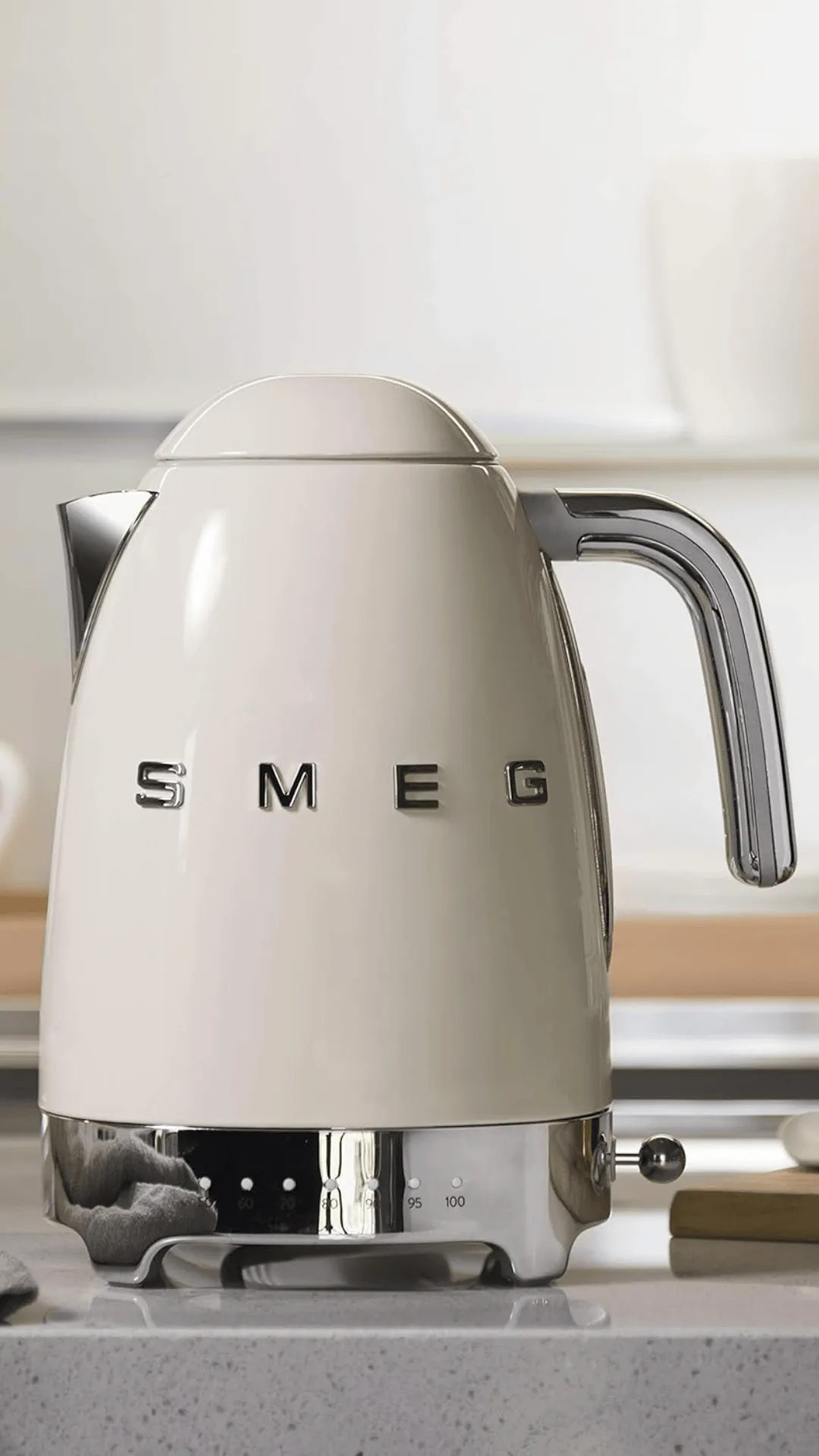 Pava Eléctrica SMEG color crema