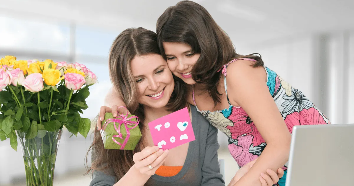 Madre recibiendo un regalo de parte de la hija