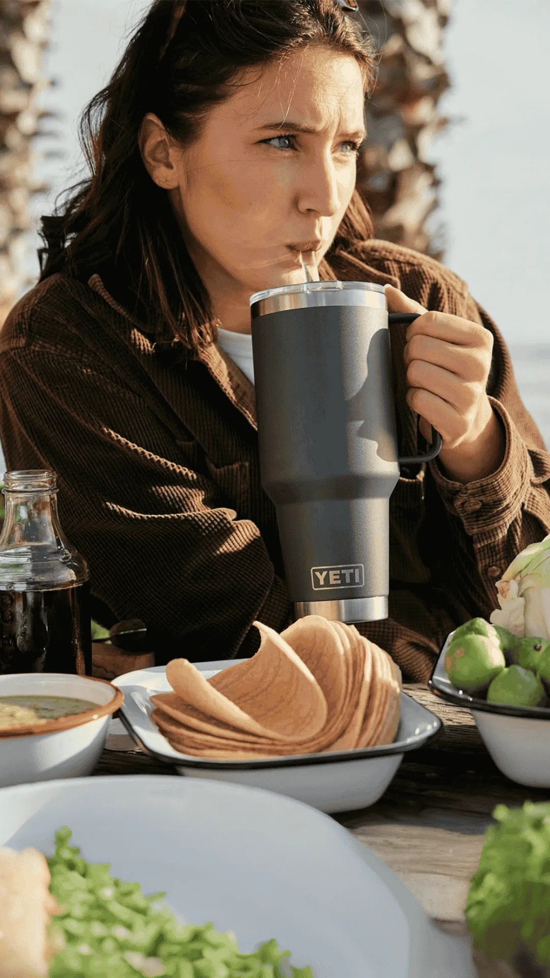 Señora tomando de un vaso Térmico Yeti Rambler