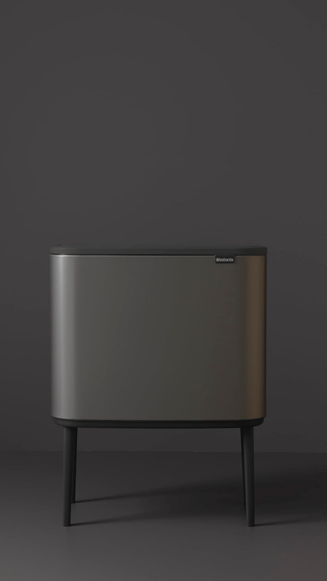 Tacho de basura Brabantia Bo sobre fondo oscuro