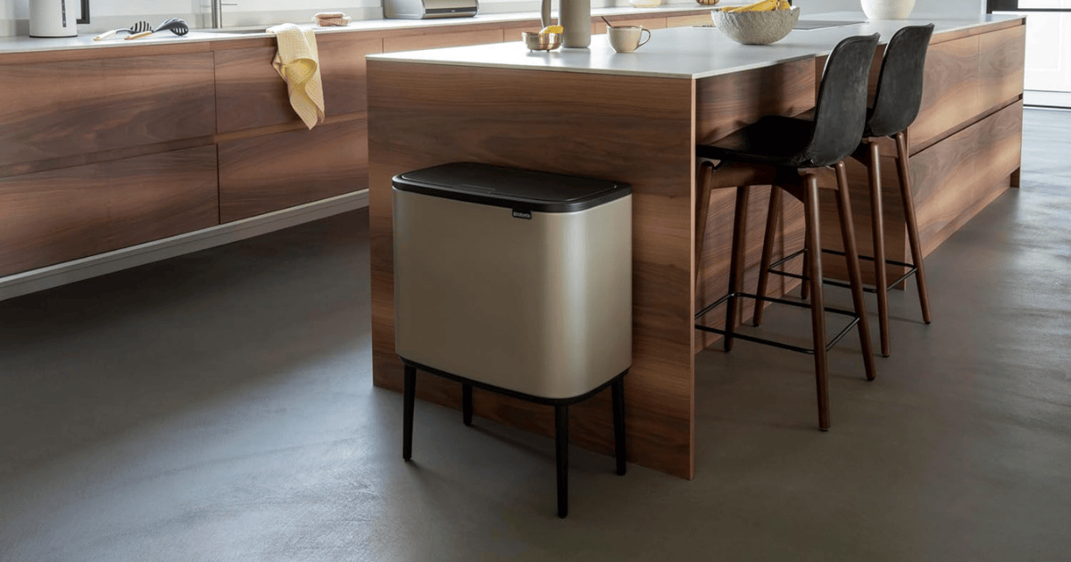 Cubo de Basura Brabantia Bo en cocina moderna