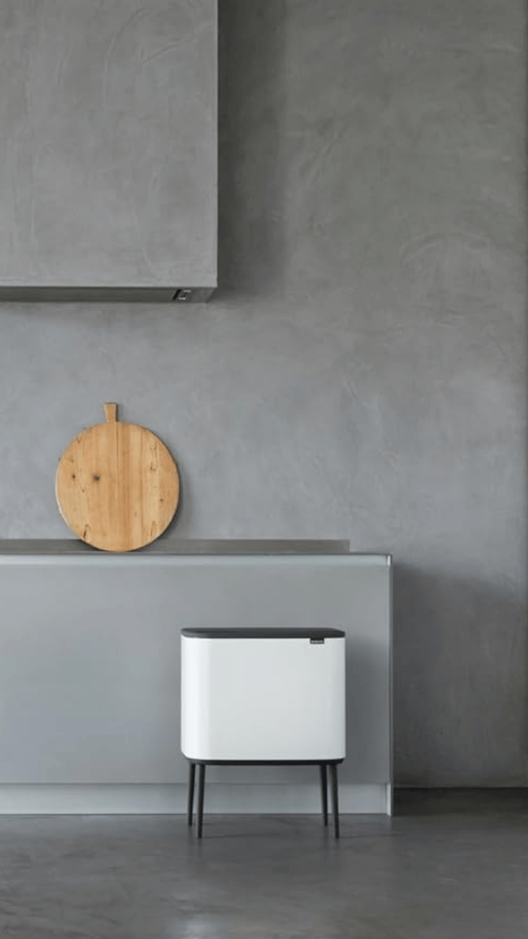 Cesto de Basura Brabantia Bo blanco en una cocina oscura