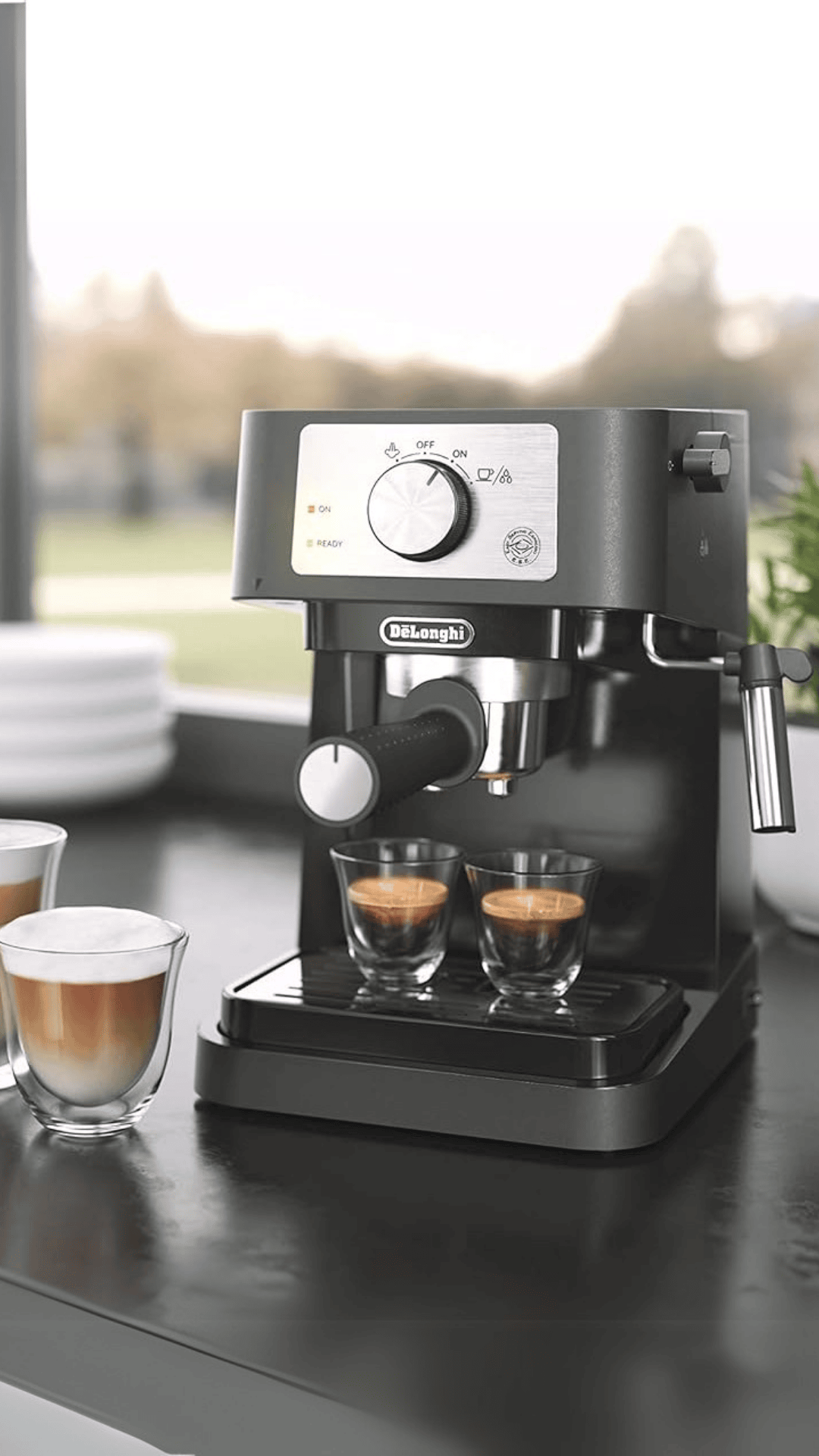 Máquina de Café Stilosa de De 'Longui sobre encimera de cocina