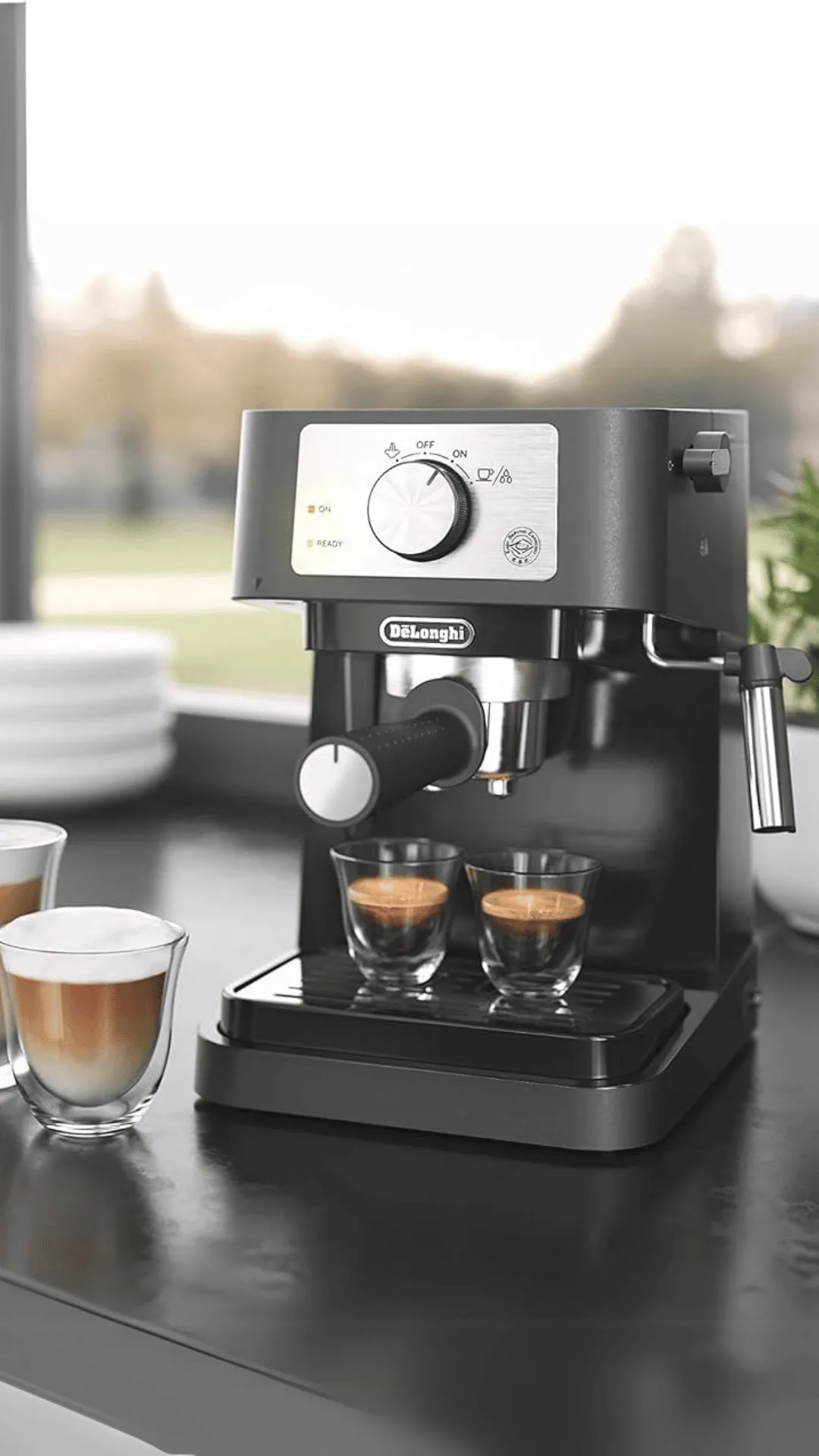 Máquina de Café Stilosa de De 'Longui sobre encimera de cocina