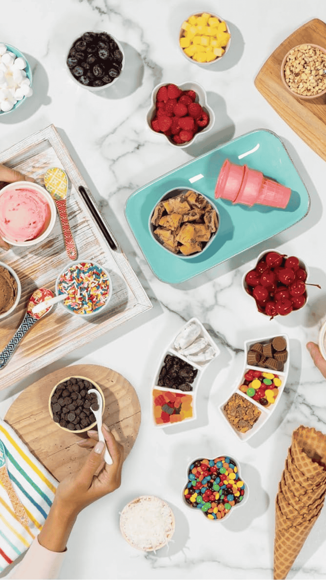 Distintos toppings y cucuruchos para helados