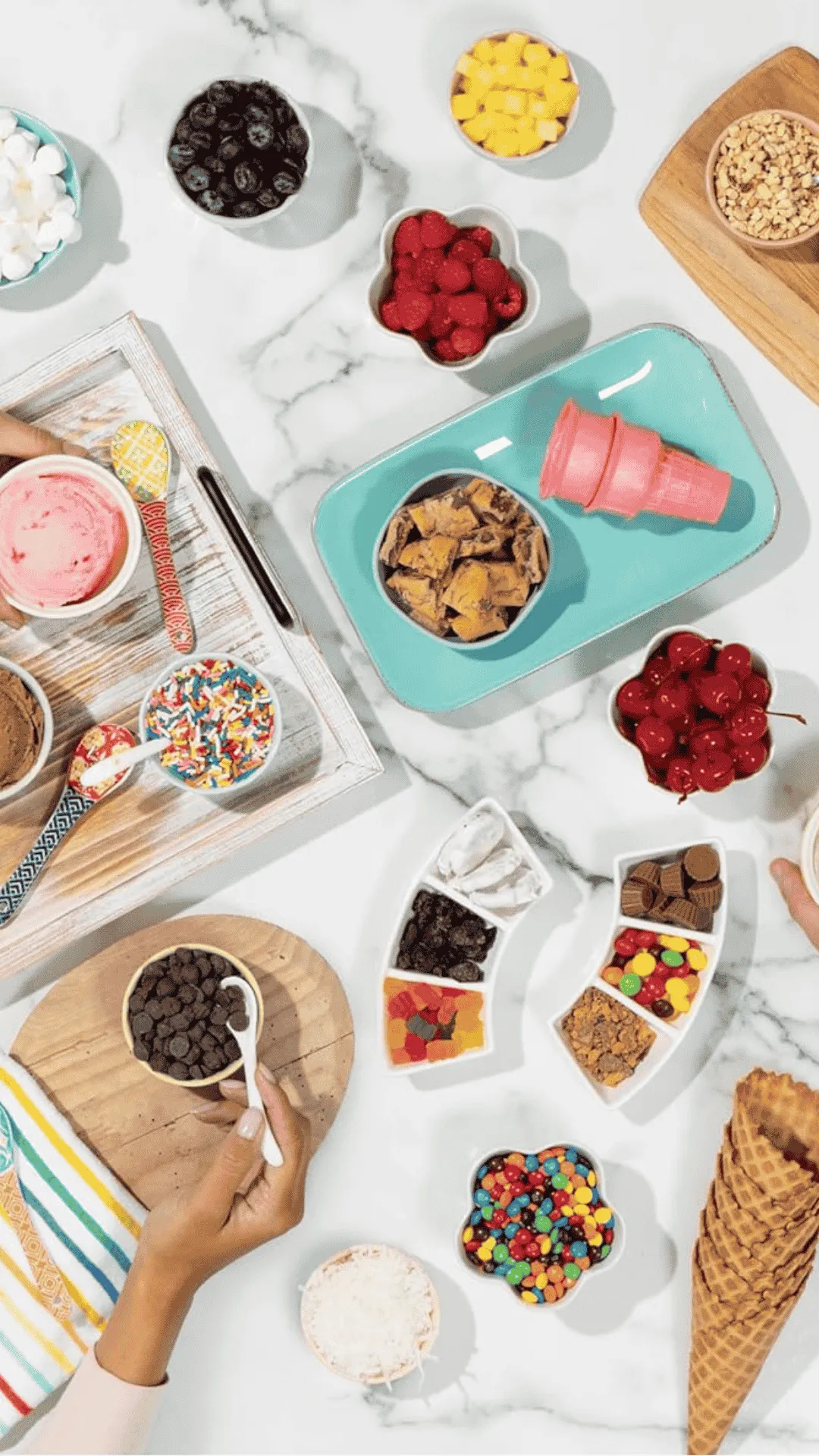 Distintos toppings y cucuruchos para helados
