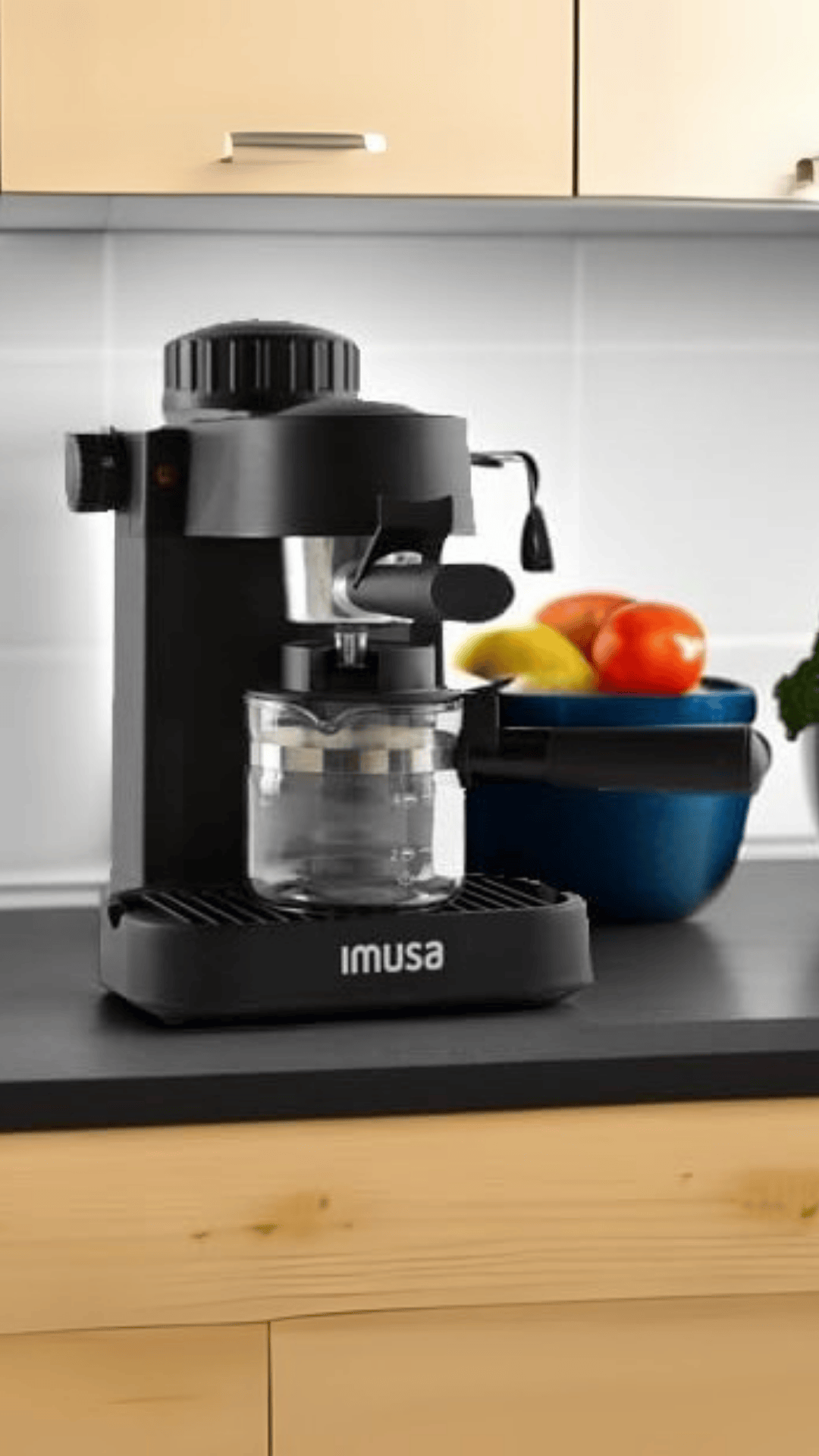 Máquina de café espresso Imusa sobre una mesada de cocina