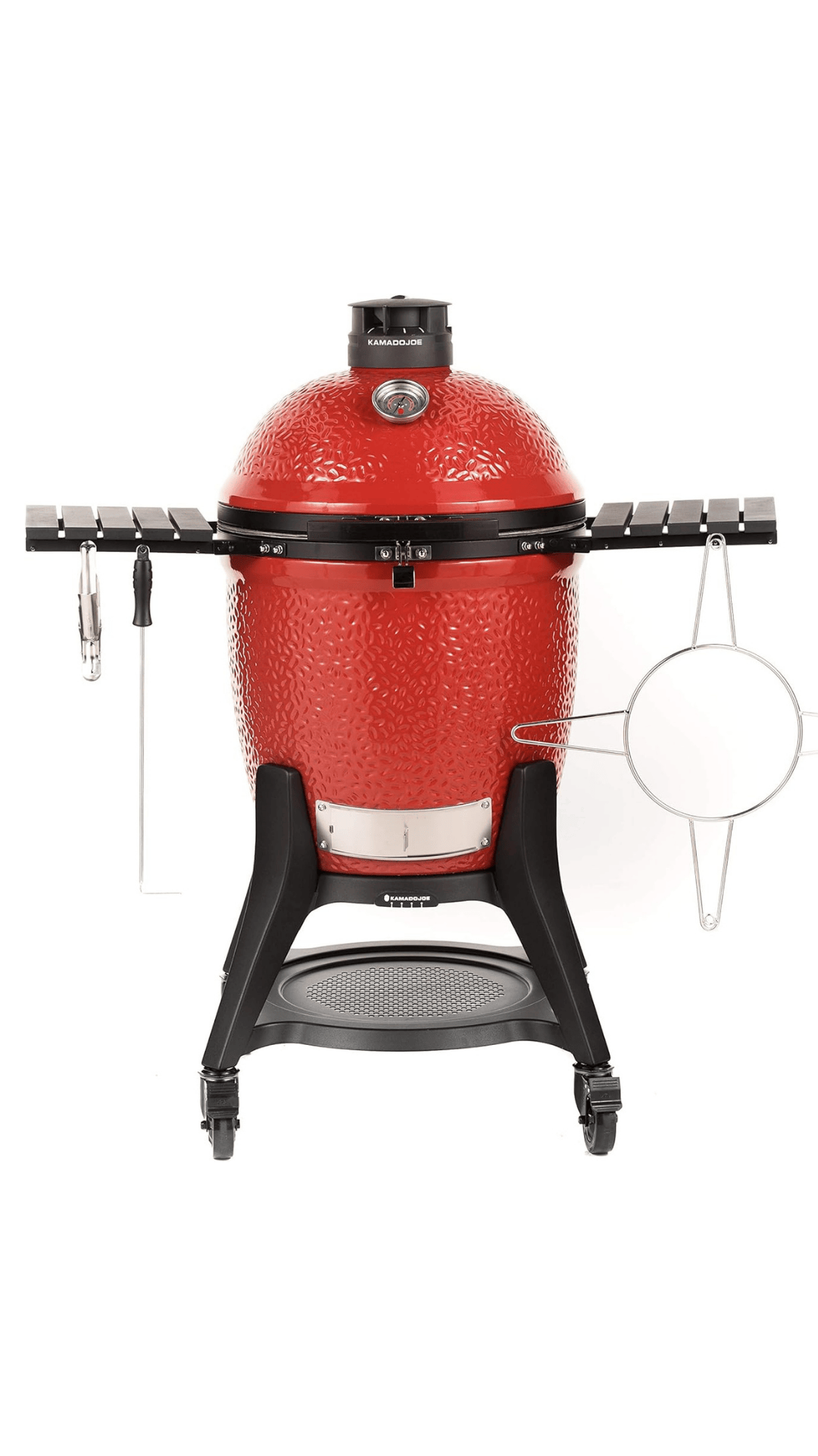 Kamado rojo con ruedas, mesas de madera a los costados y otros accesorios colgados