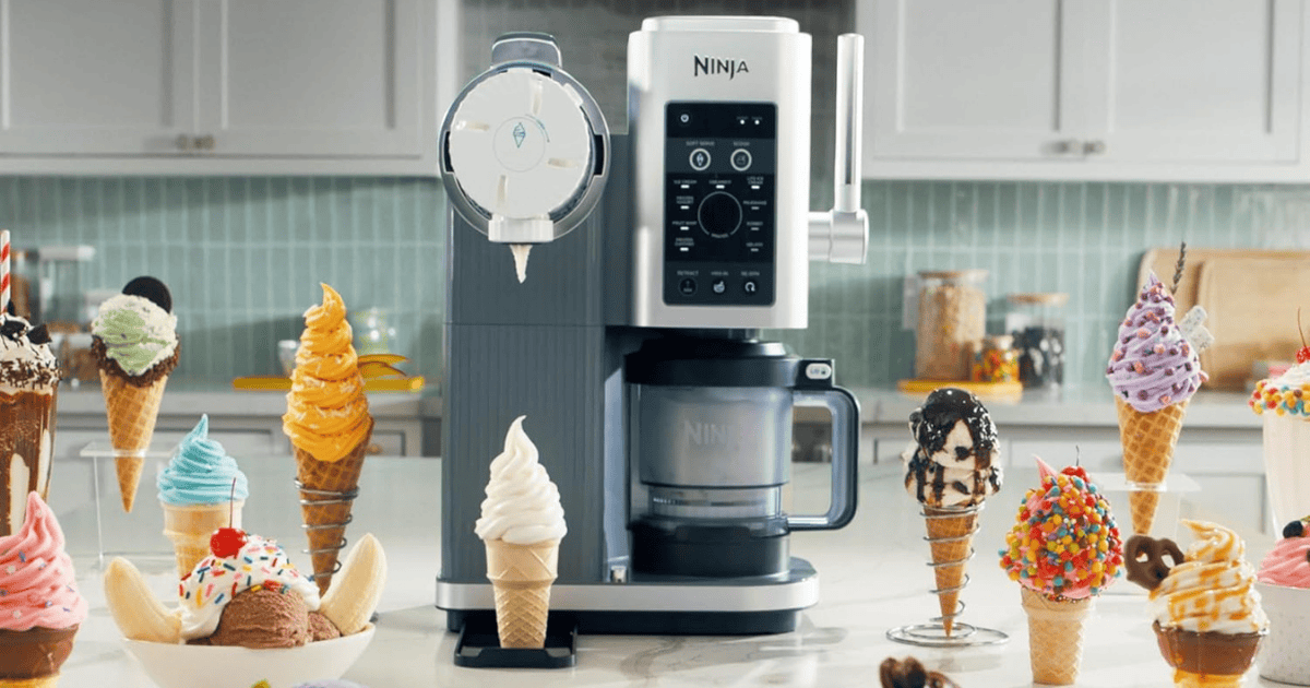 Una máquina de helados Ninja Swirl con varios helados alrededor