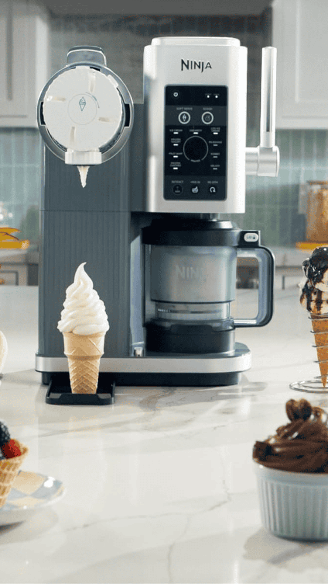Máquina de helados Ninja Swirl con un helado sevido sobre una encimera