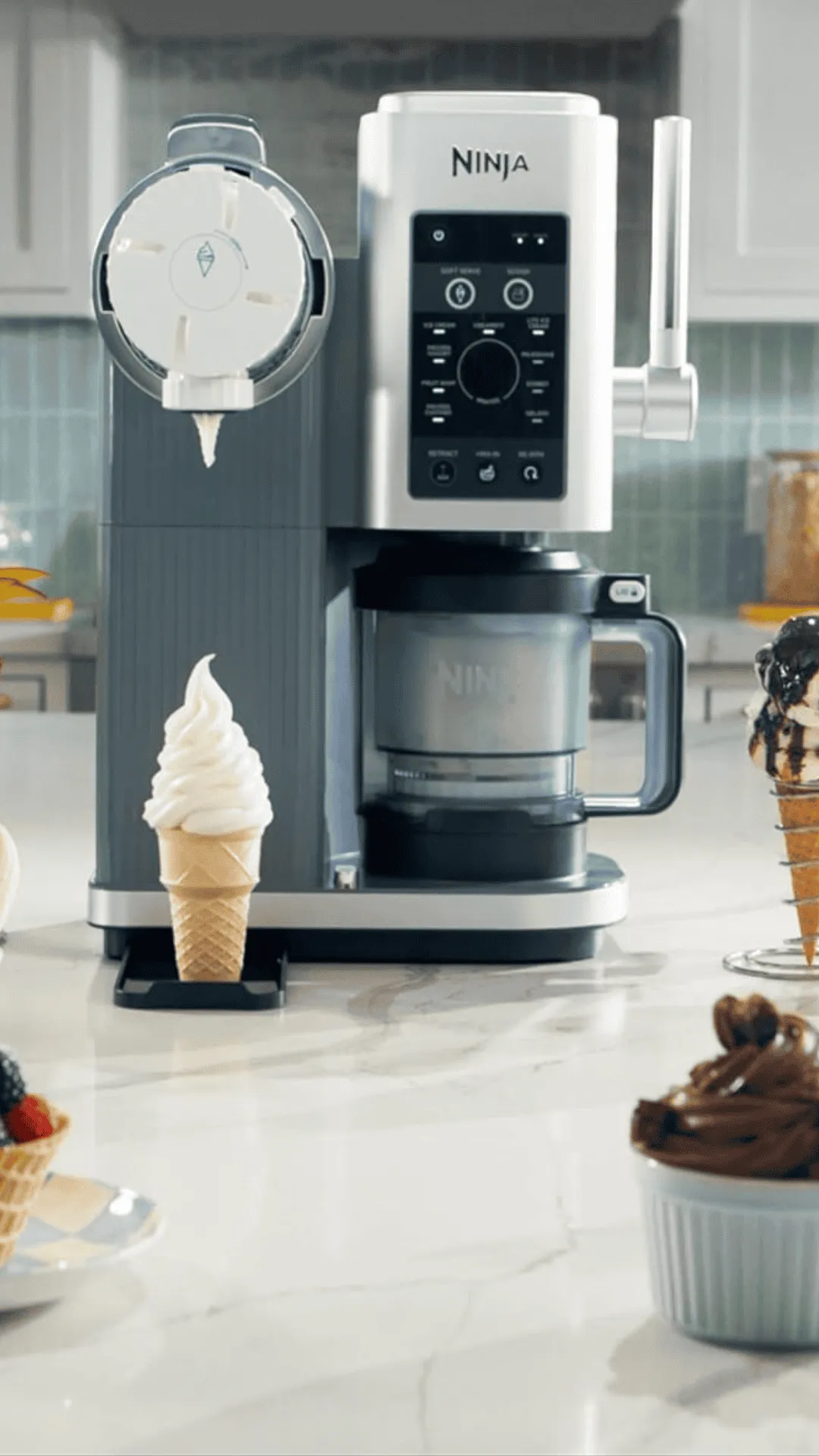 Máquina de helados Ninja Swirl con un helado sevido sobre una encimera