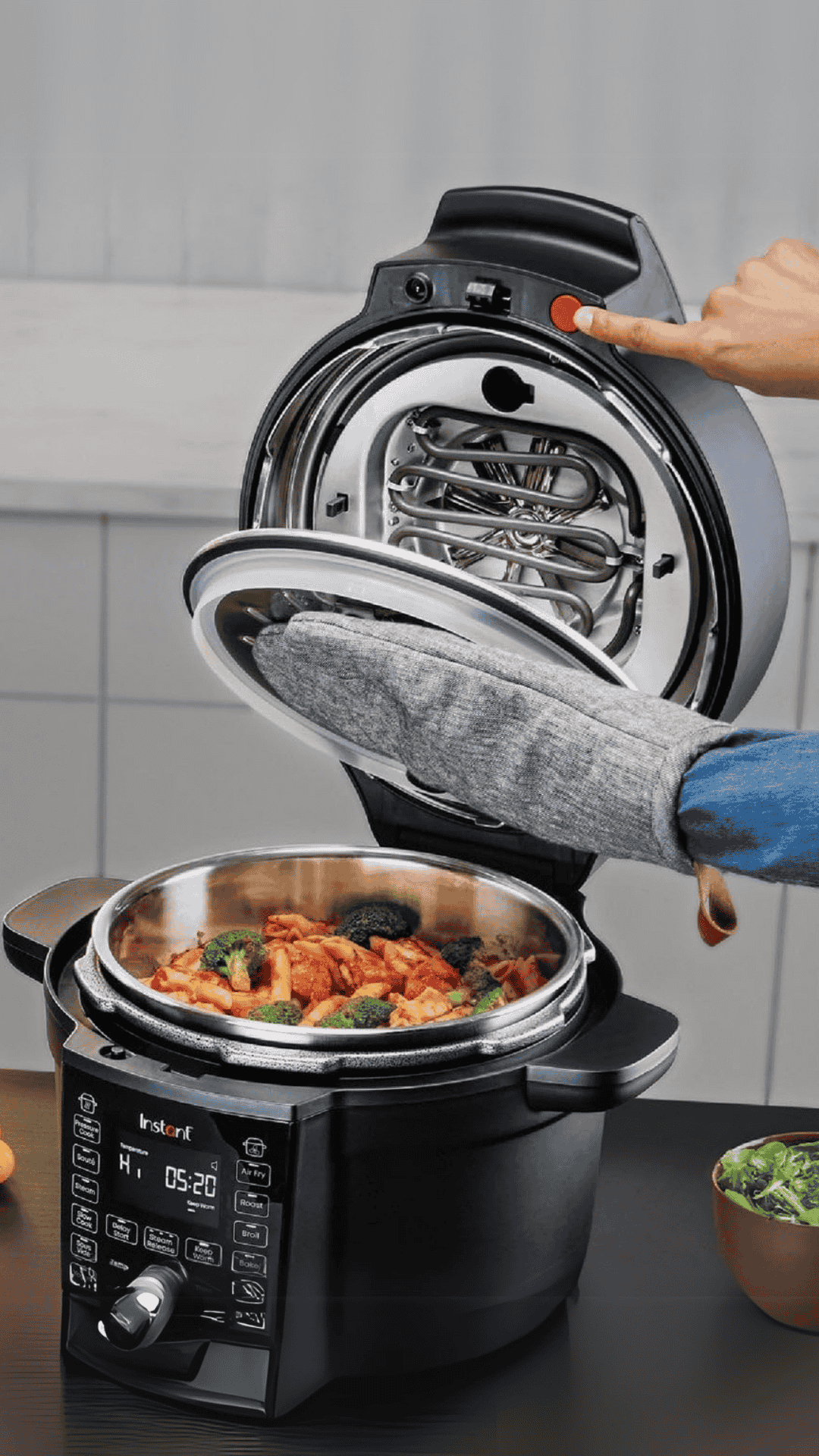 Olla Inteligente Instant Pot Negra con una persona abriéndola