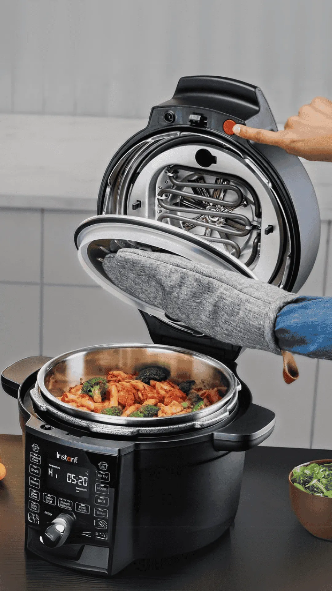 Olla Inteligente Instant Pot Negra con una persona abriéndola