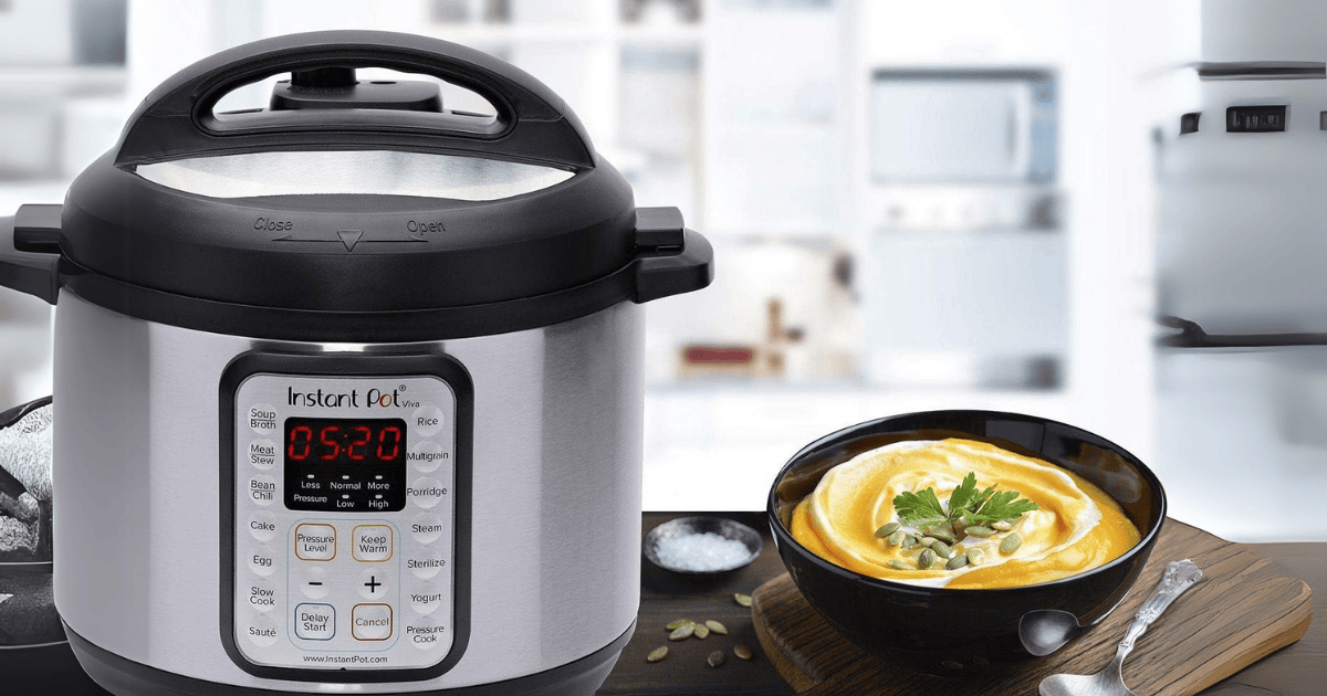 Olla Instant Pot de Acero con un bowl con comida al lado