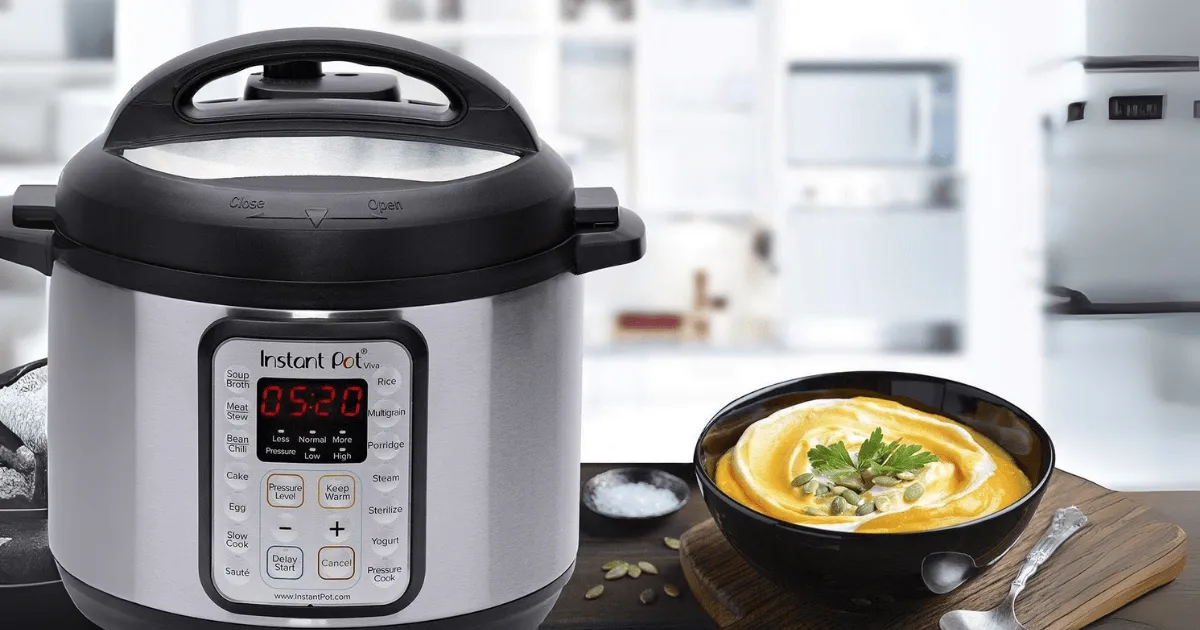 Olla Instant Pot de Acero con un bowl con comida al lado