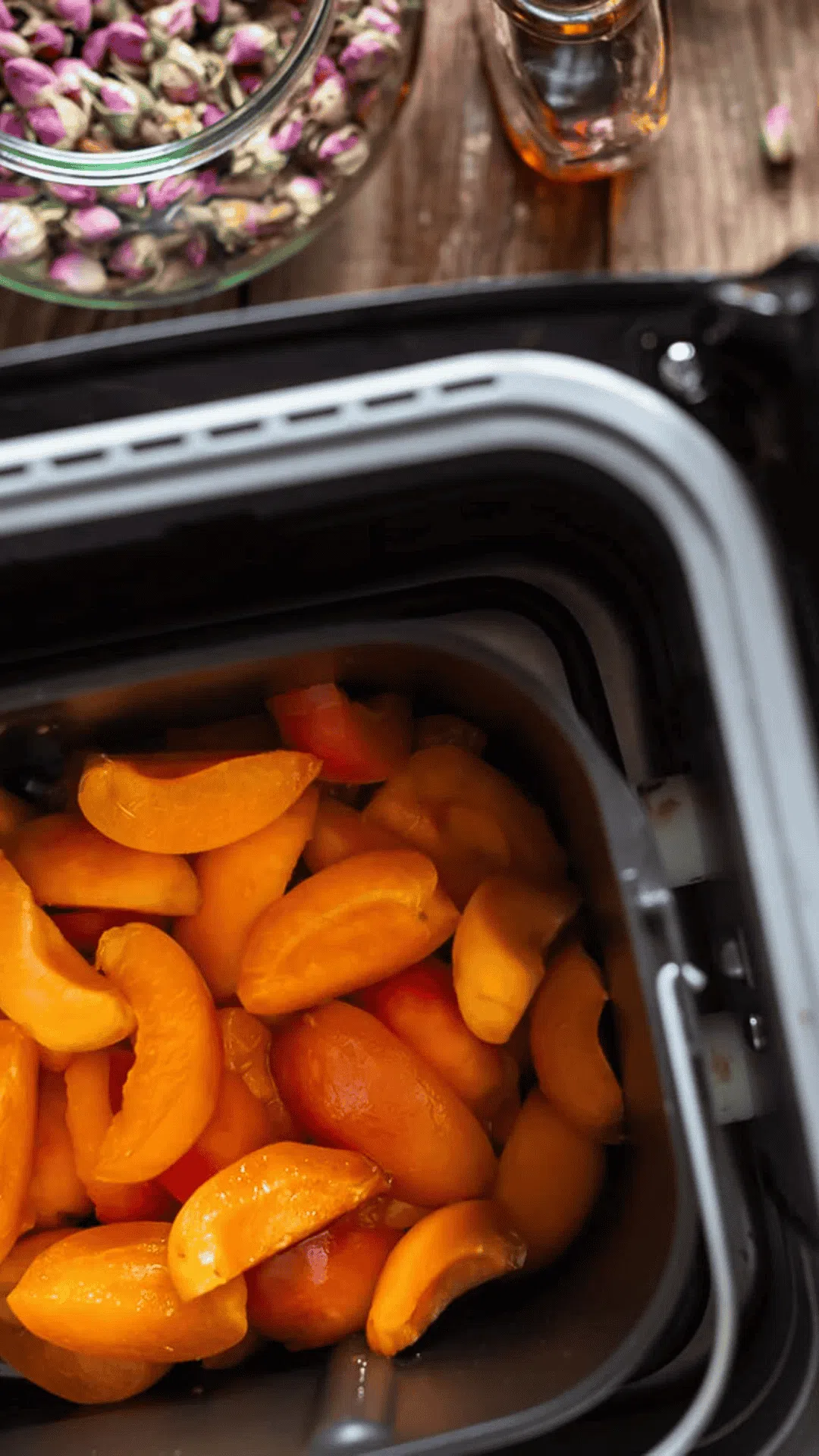 Interior de la máquina para hacer pan con frutos para hacer mermelada
