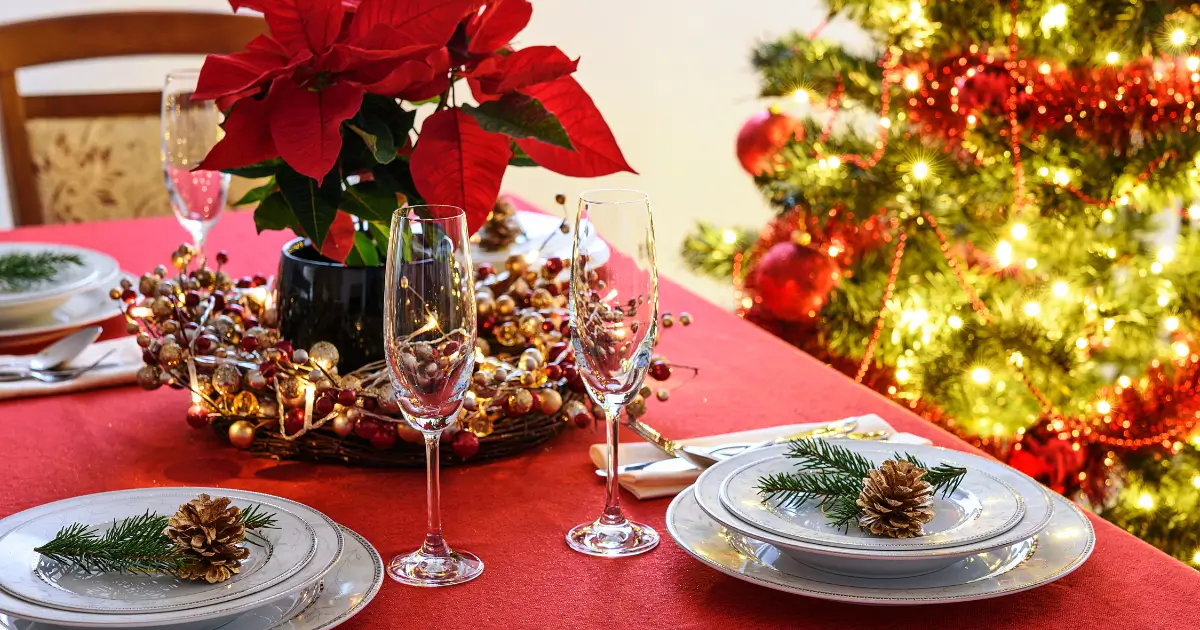 Una pava eléctrica Smeg color blanco con otros utensilios de cocina